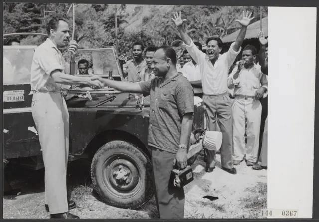 Nicolaas Jouwe and J.O. de Rijke during the 1961 New Guinea Council election in Hollandia.