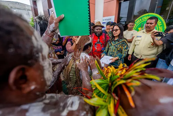 Sinta Gebze submits lawsuit documents at PTUN Jayapura. Photograph supplied with the September 2026 court account; exact photo date not given.
